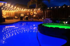 Stunning Modern Home King Bed Pool Jacuzzi Fire pit